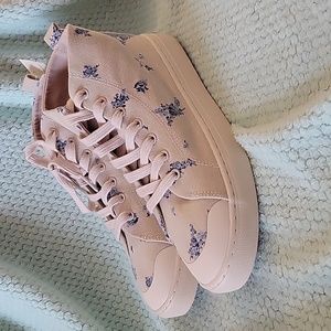 Universal thread high tops sneakers